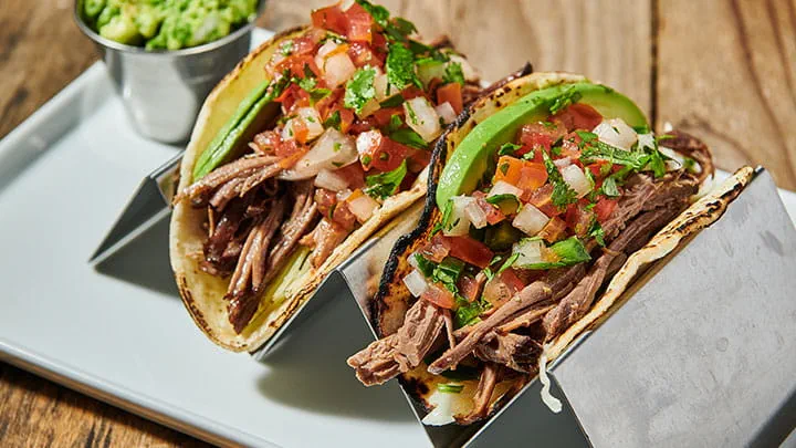 Tacos à la poitrine de bœuf et à la sauce Cholula