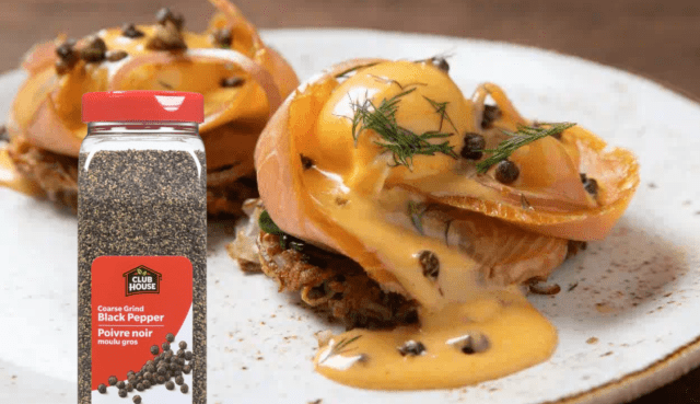 Rösti Au Saumon Fumé Avec Sauce Piquante Cholula