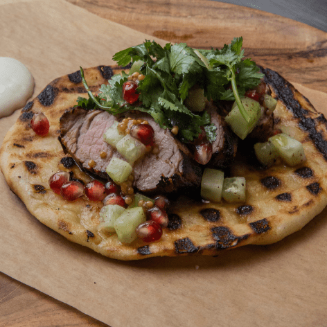 Filet de porc mariné et grillé, pain naan, yogourt