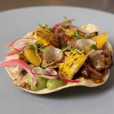 Tostada au poulet braisé