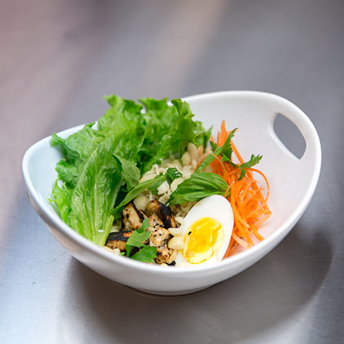 Salade saimin aux agrumes, sésame et fines herbes