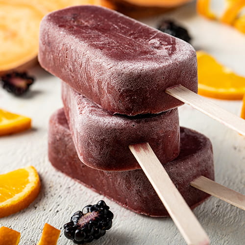 Sucettes glacées aux mûres et aux patates douces