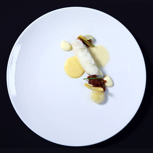 Dorade pochée, velouté d’arêtes, saucisse de