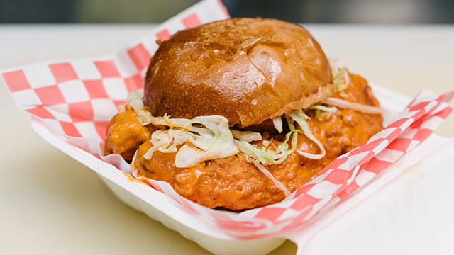 SANDWICH CHAUD AU POULET BUFFALO FAÇON NASHVILLE